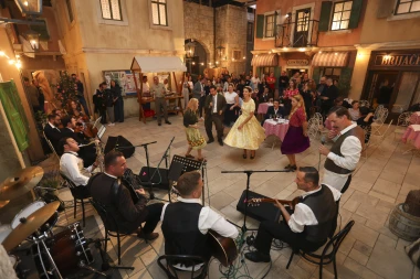 Velika fešta u Vrilu! RTL-ove 'Divlje pčele' službeno predstavljene jedinstvenim eventom na setu serije