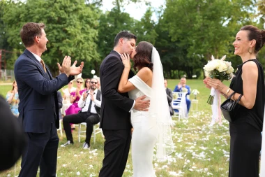 Olga i Marta zasjale u bijelim vjenčanicama - koja vam je ljepša?