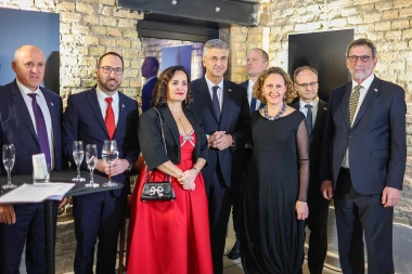 Svečano otvorenje HNK2 u Zagrebu: Jelena Perčin se pojavila u zagrljaju Ante Gele