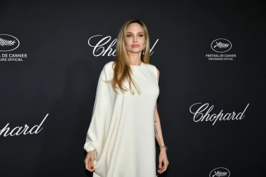 Pantone boja 2026. je Cloud Dancer. Pogledajte kako je nose slavne ljepotice