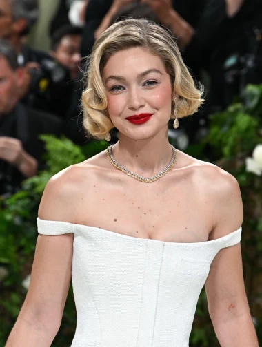 Pantone boja 2026. je Cloud Dancer. Pogledajte kako je nose slavne ljepotice