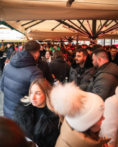 Ljepotice i ludilo u centru Zagreba, pogledajte kako je izgledao Badnjak na &scaron;pici