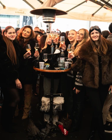 Ljepotice i ludilo u centru Zagreba, pogledajte kako je izgledao Badnjak na &scaron;pici