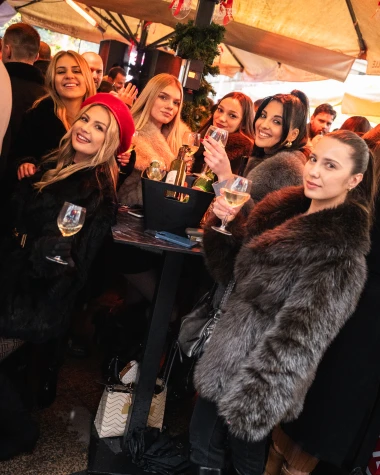 Ljepotice i ludilo u centru Zagreba, pogledajte kako je izgledao Badnjak na &scaron;pici