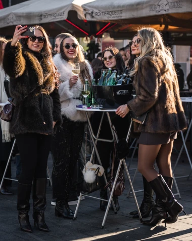 Centar Zagreba na Silvestrovo: Pogledajte poznate, glamur i veselje na &scaron;pici