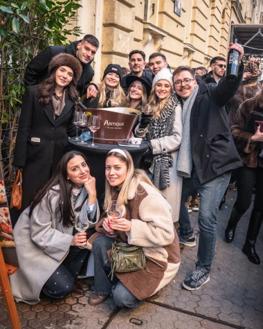 Centar Zagreba na Silvestrovo: Pogledajte poznate, glamur i veselje na &scaron;pici