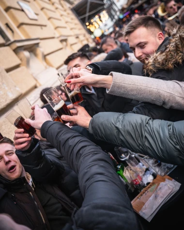 Centar Zagreba na Silvestrovo: Pogledajte poznate, glamur i veselje na &scaron;pici