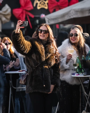 Centar Zagreba na Silvestrovo: Pogledajte poznate, glamur i veselje na &scaron;pici