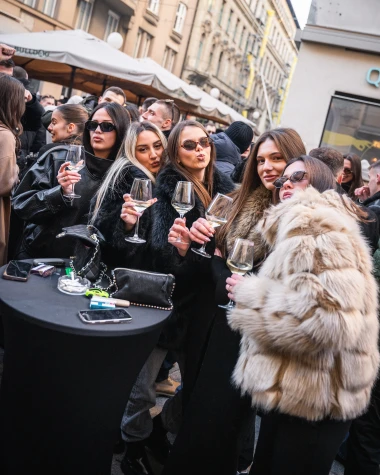 Centar Zagreba na Silvestrovo: Pogledajte poznate, glamur i veselje na &scaron;pici