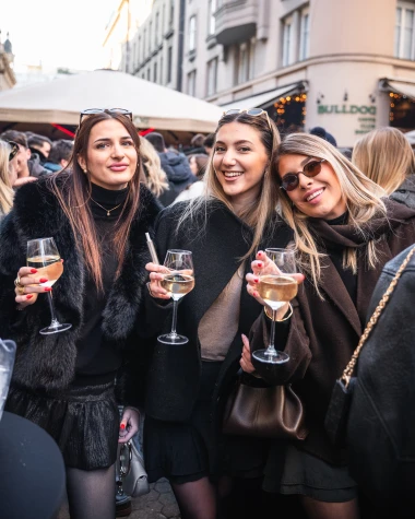 Centar Zagreba na Silvestrovo: Pogledajte poznate, glamur i veselje na &scaron;pici