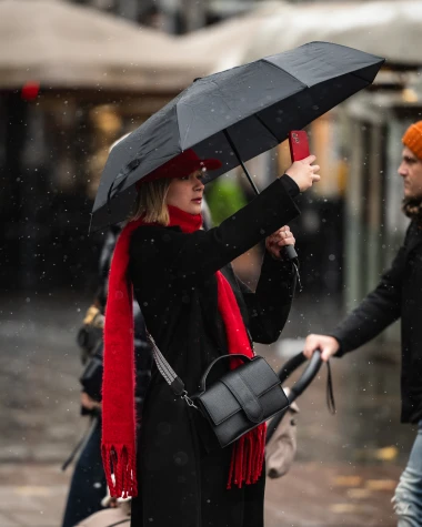 Crvena eksplozija na &scaron;pici: Evo kako Zagrepčanke nose crvene komade i modne detalje