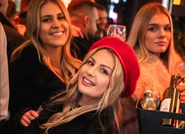 Crvena eksplozija na &scaron;pici: Evo kako Zagrepčanke nose crvene komade i modne detalje