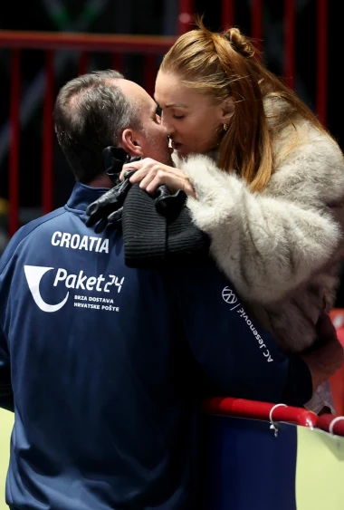 Romantika na parketu: Na&scaron;i rukometa&scaron;i pobjedu proslavili poljupcima s voljenim ženama