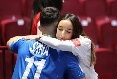 Romantika na parketu: Na&scaron;i rukometa&scaron;i pobjedu proslavili poljupcima s voljenim ženama