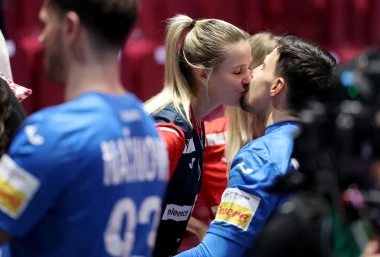 Romantika na parketu: Na&scaron;i rukometa&scaron;i pobjedu proslavili poljupcima s voljenim ženama