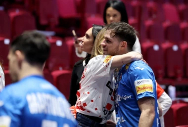 Romantika na parketu: Na&scaron;i rukometa&scaron;i pobjedu proslavili poljupcima s voljenim ženama