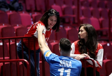 Romantika na parketu: Na&scaron;i rukometa&scaron;i pobjedu proslavili poljupcima s voljenim ženama