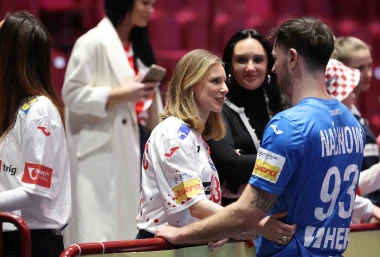 Romantika na parketu: Na&scaron;i rukometa&scaron;i pobjedu proslavili poljupcima s voljenim ženama