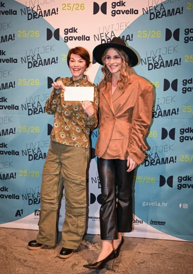 Poznati na premijeri predstave 'Samci': Josipa Lisac u genijalnoj bundi, a Marijana Batinić trendi kao i uvijek