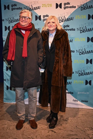 Poznati na premijeri predstave 'Samci': Josipa Lisac u genijalnoj bundi, a Marijana Batinić trendi kao i uvijek