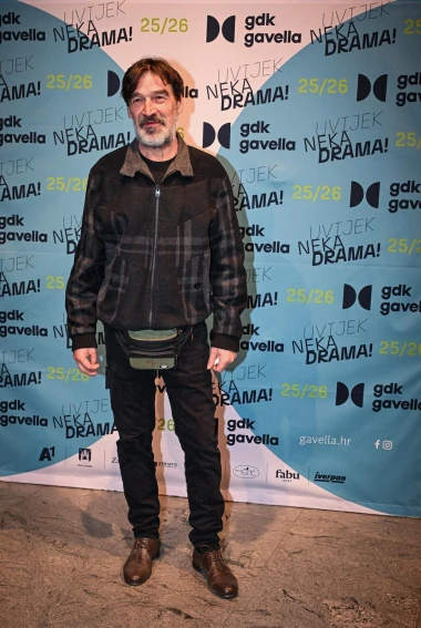 Poznati na premijeri predstave 'Samci': Josipa Lisac u genijalnoj bundi, a Marijana Batinić trendi kao i uvijek