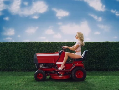 San svakog mu&scaron;karca: Sydney Sweeney uređuje vrt u zavodljivom donjem rublju