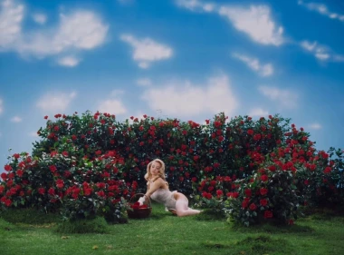 San svakog mu&scaron;karca: Sydney Sweeney uređuje vrt u zavodljivom donjem rublju