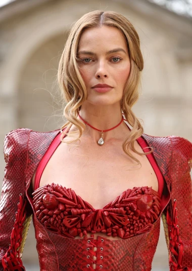 Spektakl Margot Robbie na crvenom tepihu: Najbolji lookovi na turneji 'Orkanski visovi'