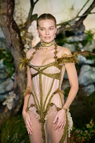 Spektakl Margot Robbie na crvenom tepihu: Najbolji lookovi na turneji 'Orkanski visovi'