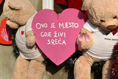 Prolaznici u zagrebačkoj Maloj ulici uživaju u preslatkim ukrasima za Valentinovo