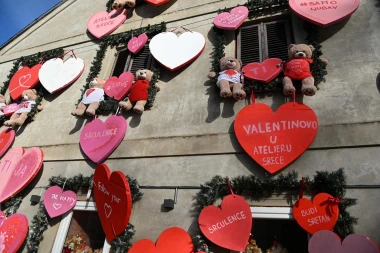 Prolaznici u zagrebačkoj Maloj ulici uživaju u preslatkim ukrasima za Valentinovo