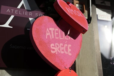 Prolaznici u zagrebačkoj Maloj ulici uživaju u preslatkim ukrasima za Valentinovo