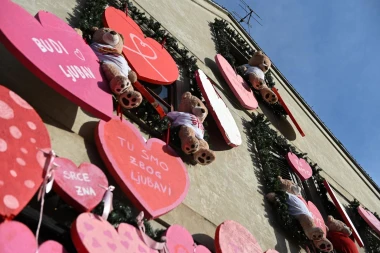 Prolaznici u zagrebačkoj Maloj ulici uživaju u preslatkim ukrasima za Valentinovo