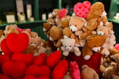 Prolaznici u zagrebačkoj Maloj ulici uživaju u preslatkim ukrasima za Valentinovo