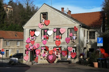 Prolaznici u zagrebačkoj Maloj ulici uživaju u preslatkim ukrasima za Valentinovo