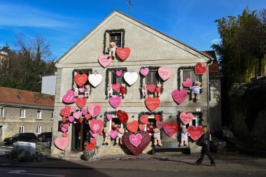 Prolaznici u zagrebačkoj Maloj ulici uživaju u preslatkim ukrasima za Valentinovo