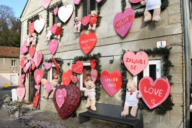 Prolaznici u zagrebačkoj Maloj ulici uživaju u preslatkim ukrasima za Valentinovo