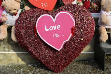 Prolaznici u zagrebačkoj Maloj ulici uživaju u preslatkim ukrasima za Valentinovo