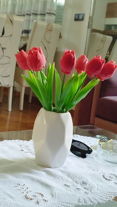 Dozivamo proljeće: Tulipani na&scaron;ih čitateljica u vazama donose svježinu i boje