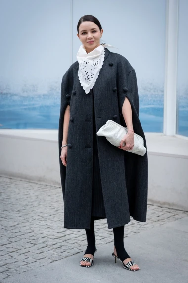 Milanske ulice diktiraju trendove: Heklane haljine, &scaron;tikle, srebrni sjaj i proljetne nijanse