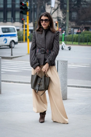 Milanske ulice diktiraju trendove: Heklane haljine, &scaron;tikle, srebrni sjaj i proljetne nijanse