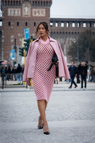 Milanske ulice diktiraju trendove: Heklane haljine, &scaron;tikle, srebrni sjaj i proljetne nijanse