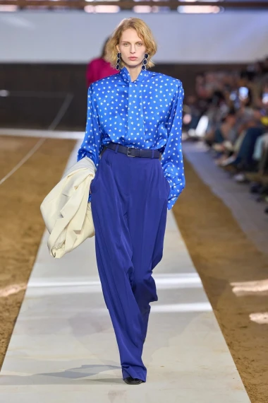 Stella McCartney u Parizu spojila klasične siluete i praktične komade