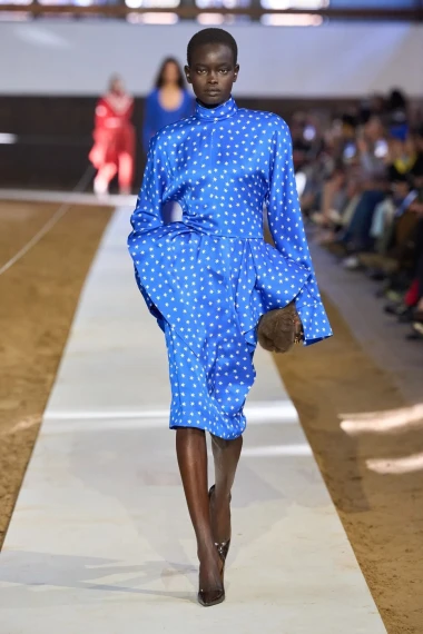 Stella McCartney u Parizu spojila klasične siluete i praktične komade