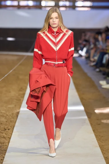 Stella McCartney u Parizu spojila klasične siluete i praktične komade