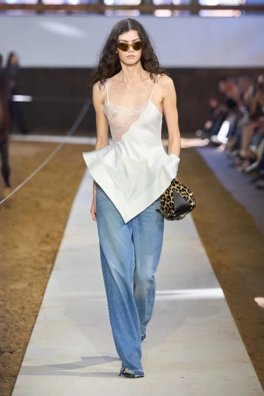 Stella McCartney u Parizu spojila klasične siluete i praktične komade