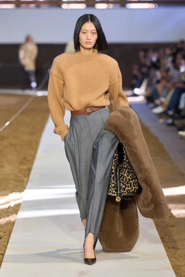 Stella McCartney u Parizu spojila klasične siluete i praktične komade