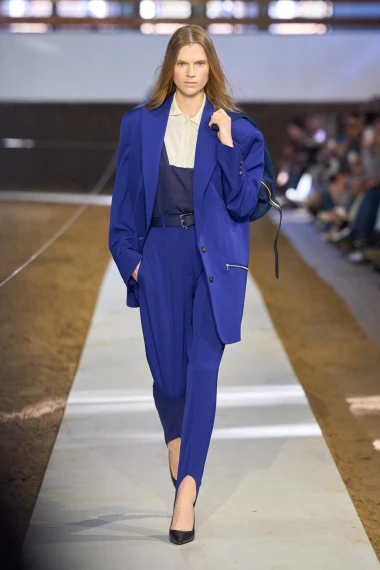 Stella McCartney u Parizu spojila klasične siluete i praktične komade