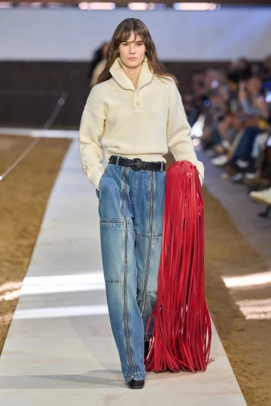 Stella McCartney u Parizu spojila klasične siluete i praktične komade