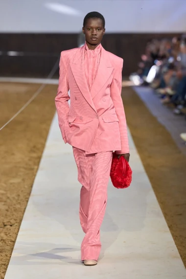 Stella McCartney u Parizu spojila klasične siluete i praktične komade